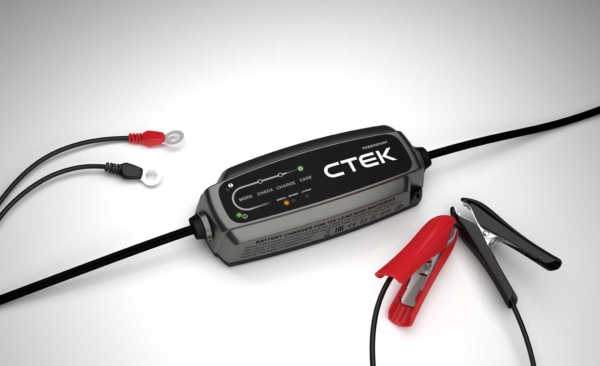 CTEK modello CT5 POWERSPORT (40-310), il caricabatterie progettato per tutti i veicoli sportivi, con batterie al piombo e/o litio-ferro-fosfato.